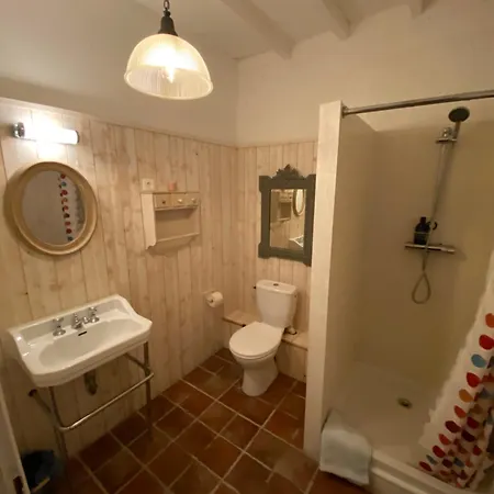 Villa 6-bed Sleeps 14 Pool & Parking *