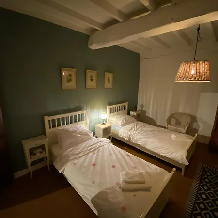 6-bed Sleeps 14 Pool & Parking Sarron