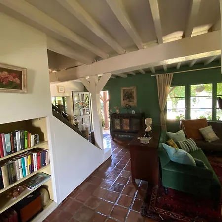 6-bed Sleeps 14 Pool & Parking Villa