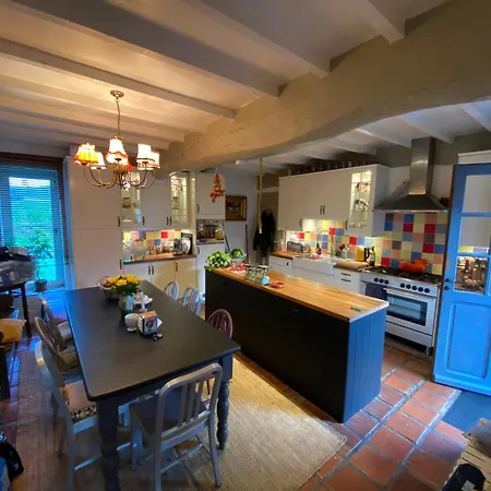 Villa 6-bed Sleeps 14 Pool & Parking