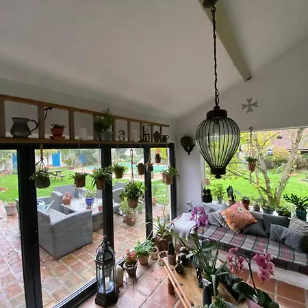 6-bed Sleeps 14 Pool & Parking 빌라 Sarron