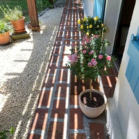 6-bed Sleeps 14 Pool & Parking Sarron
